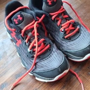 Boys Used Under Armour sneakers size 7 Youth